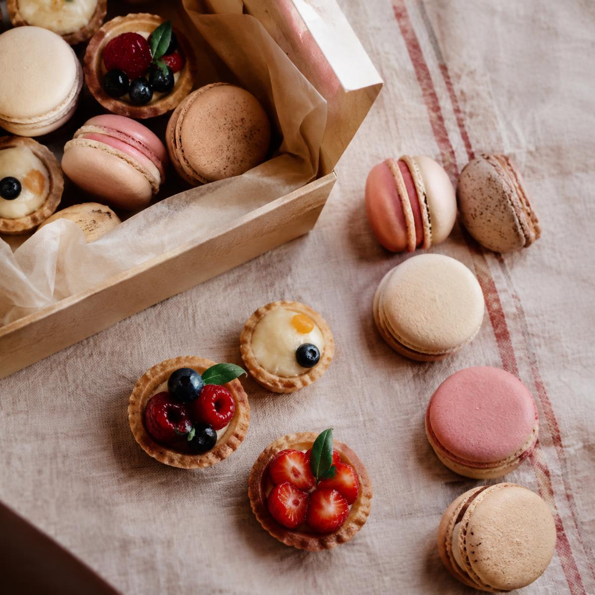 Macarons & mini tarts